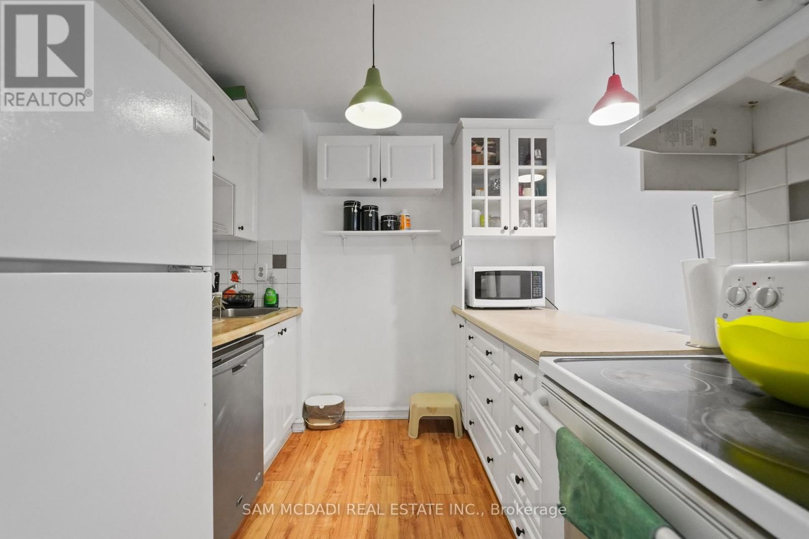 112 - 1050 FALGARWOOD DRIVE Image 11