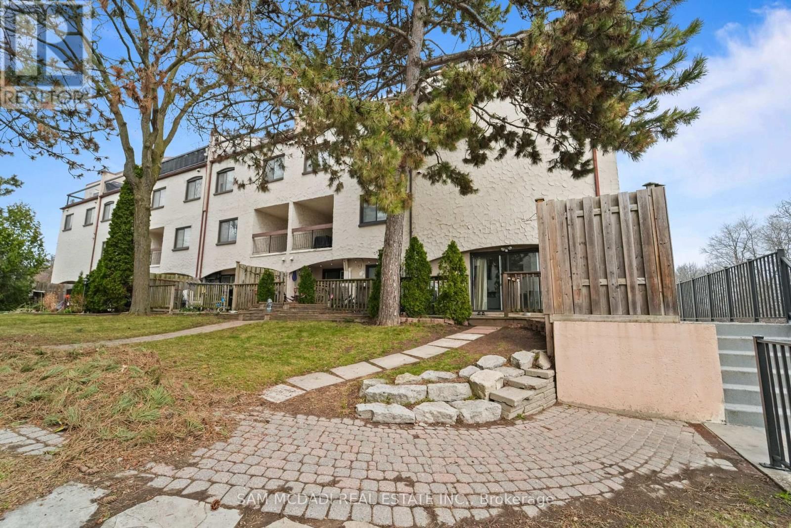 112 - 1050 FALGARWOOD DRIVE Image 28