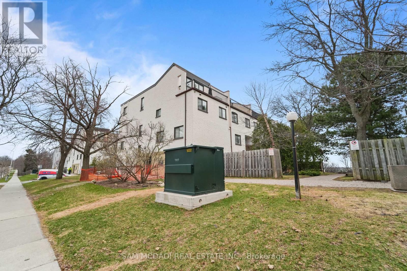 112 - 1050 FALGARWOOD DRIVE Image 30