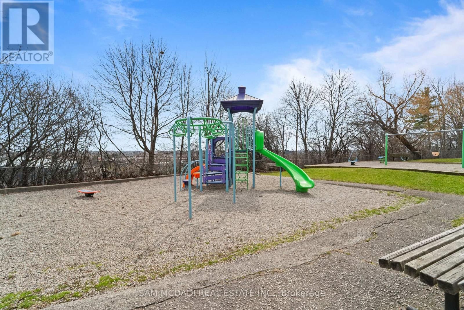 112 - 1050 FALGARWOOD DRIVE Image 32