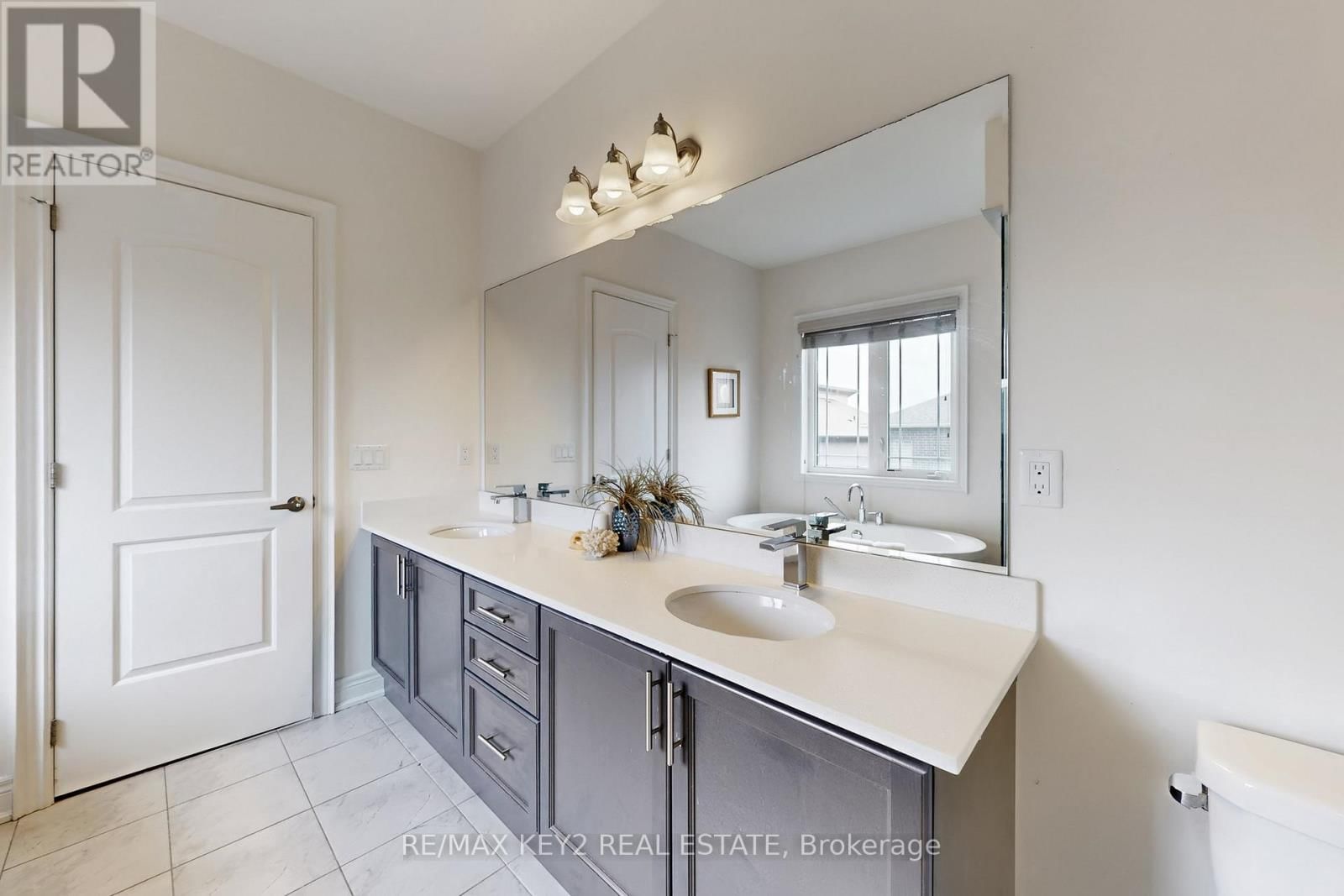 10 LYLE WAY Image 31