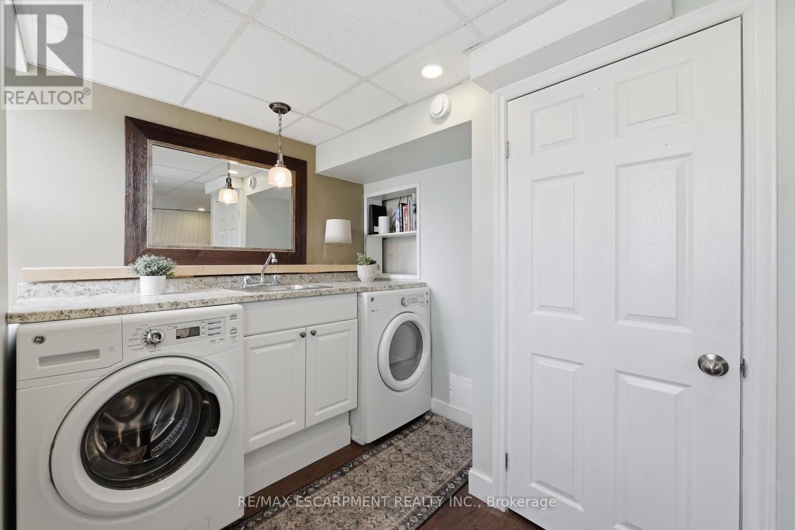 2074 CHURCHILL AVENUE Image 12