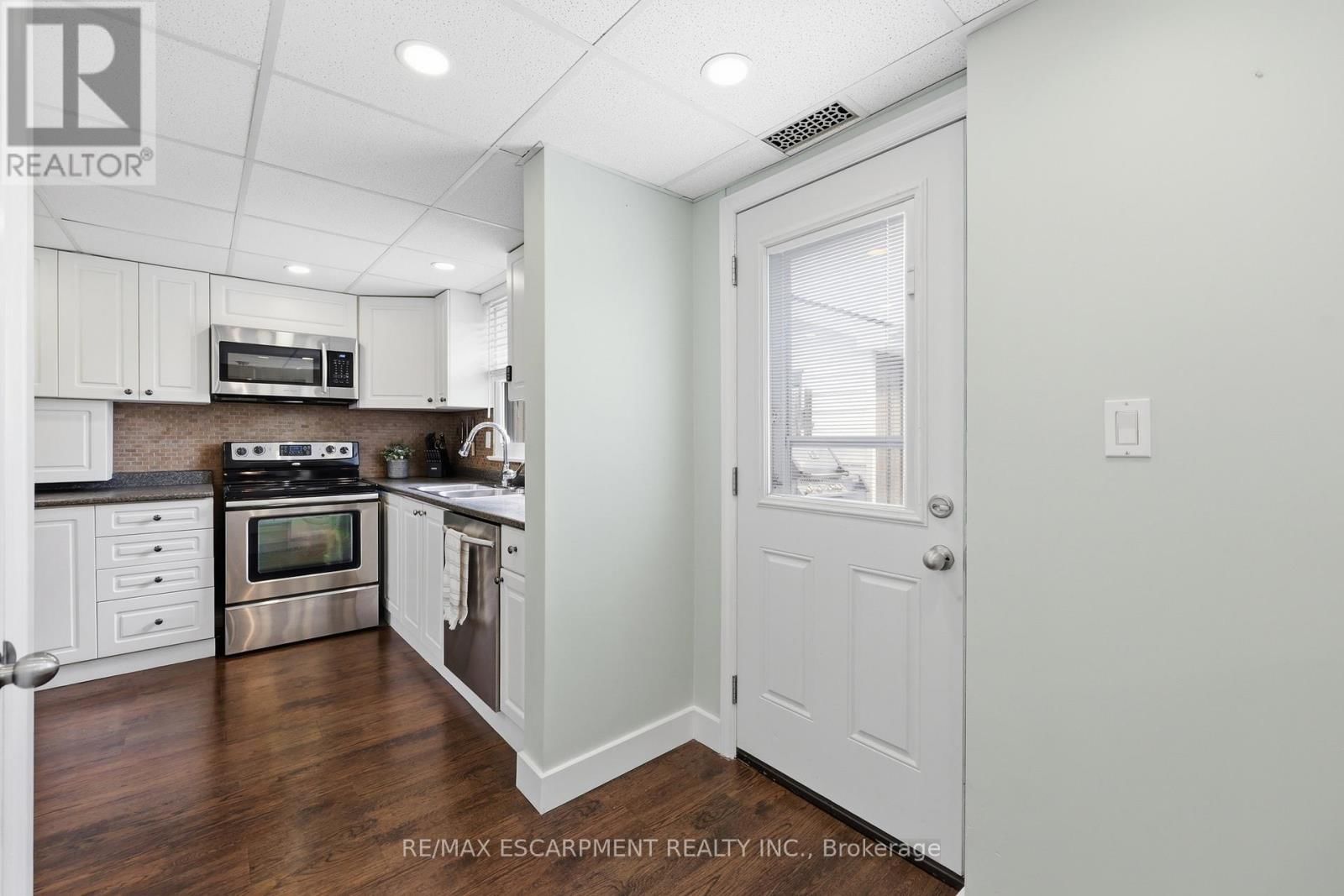 2074 CHURCHILL AVENUE Image 13