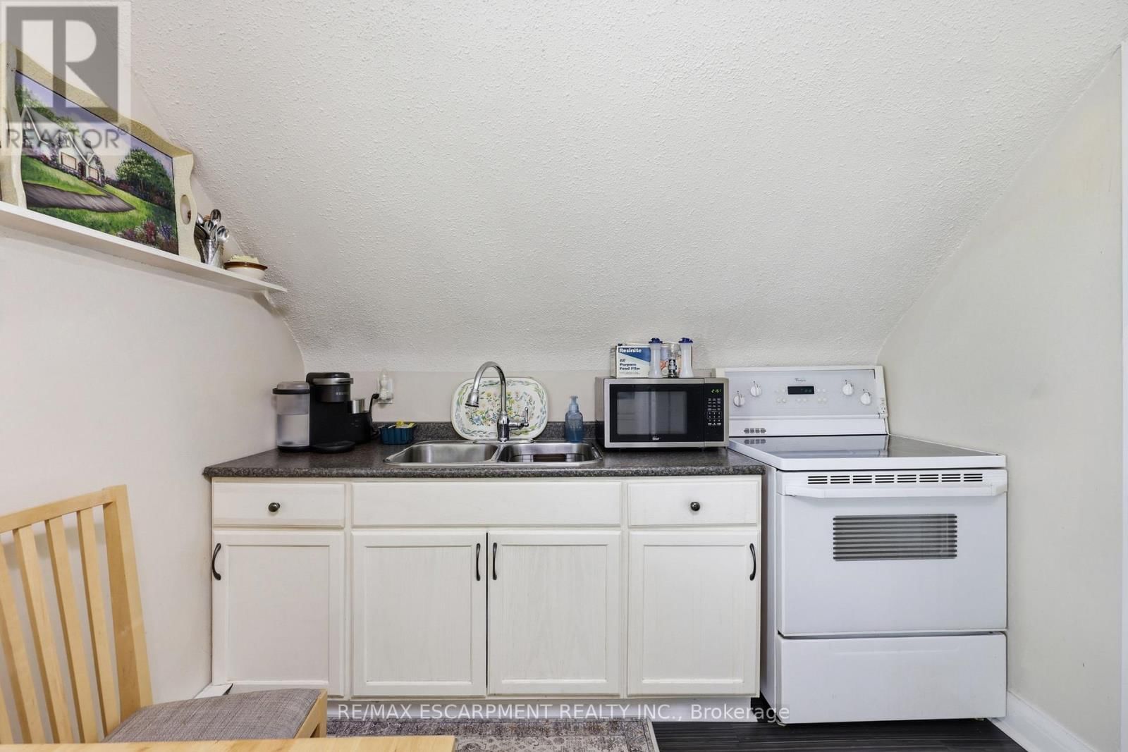 2074 CHURCHILL AVENUE Image 23