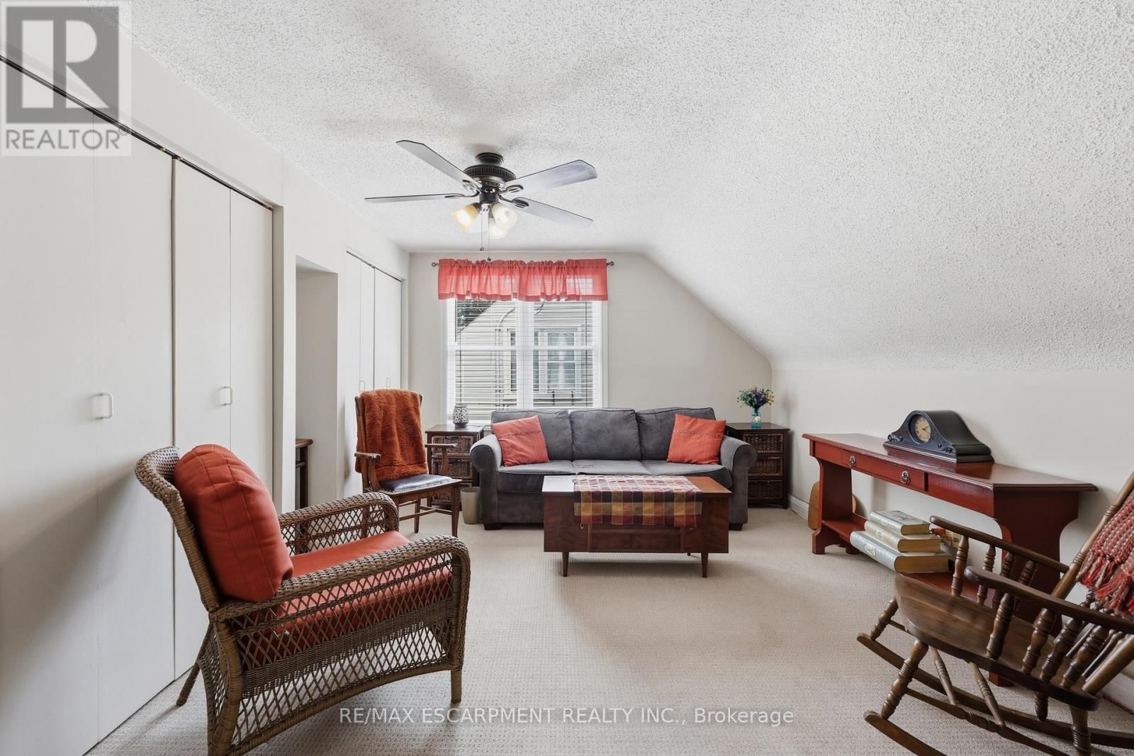 2074 CHURCHILL AVENUE Image 28