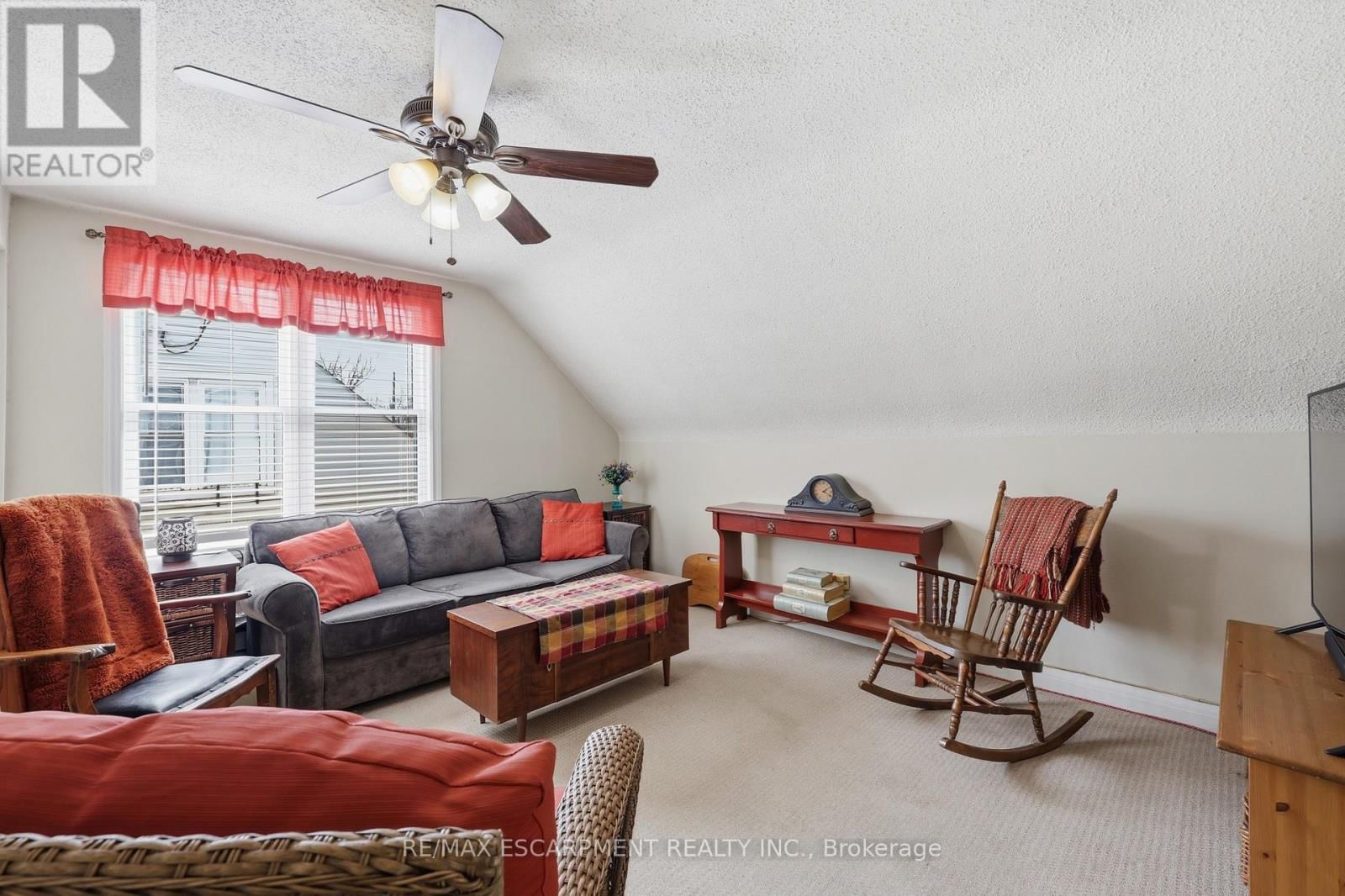 2074 CHURCHILL AVENUE Image 29