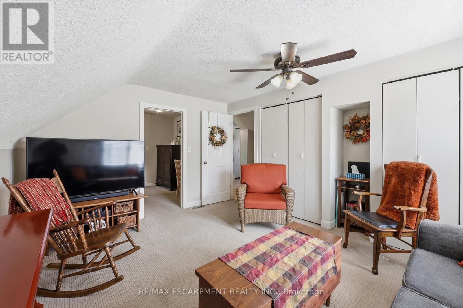 2074 CHURCHILL AVENUE Image 30