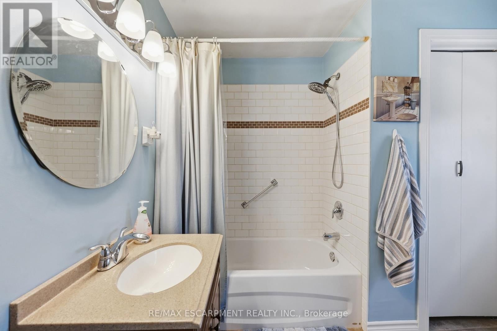 2074 CHURCHILL AVENUE Image 31