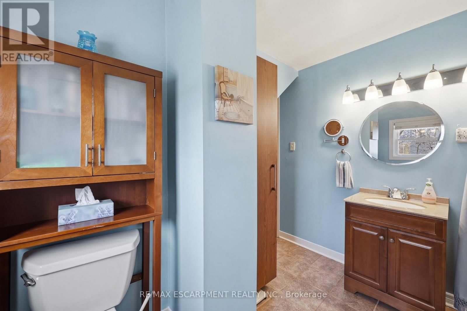 2074 CHURCHILL AVENUE Image 32