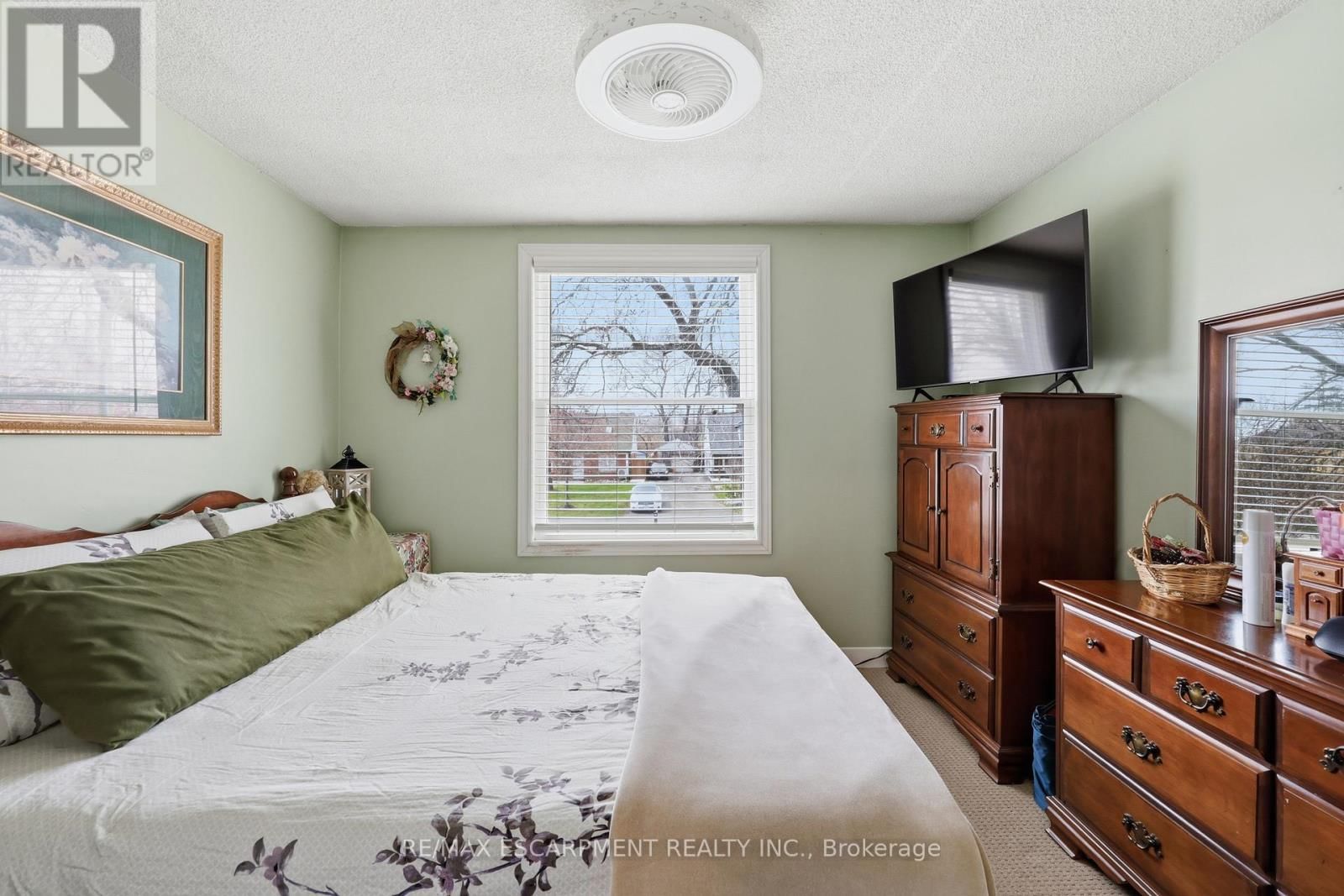 2074 CHURCHILL AVENUE Image 33