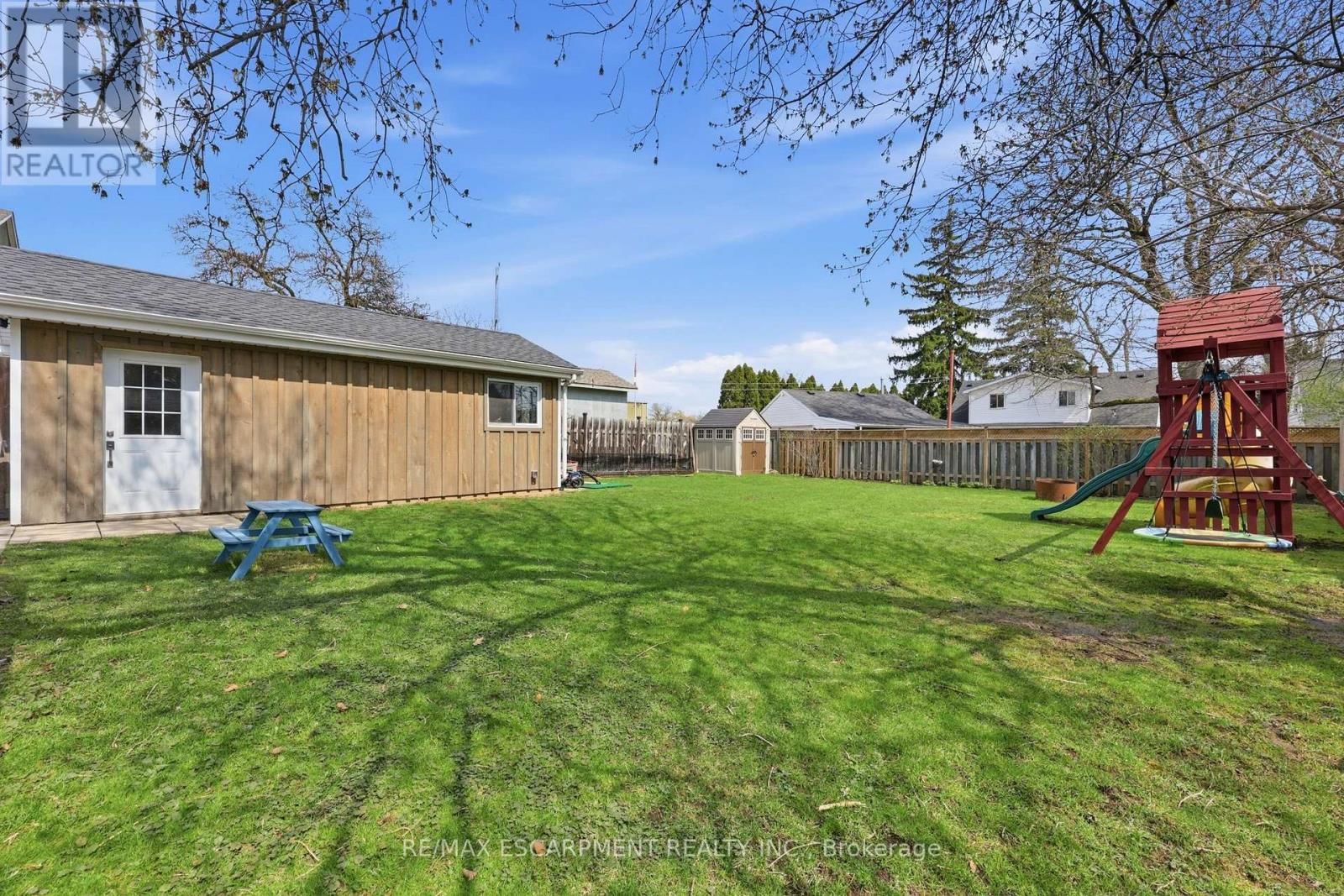 2074 CHURCHILL AVENUE Image 37