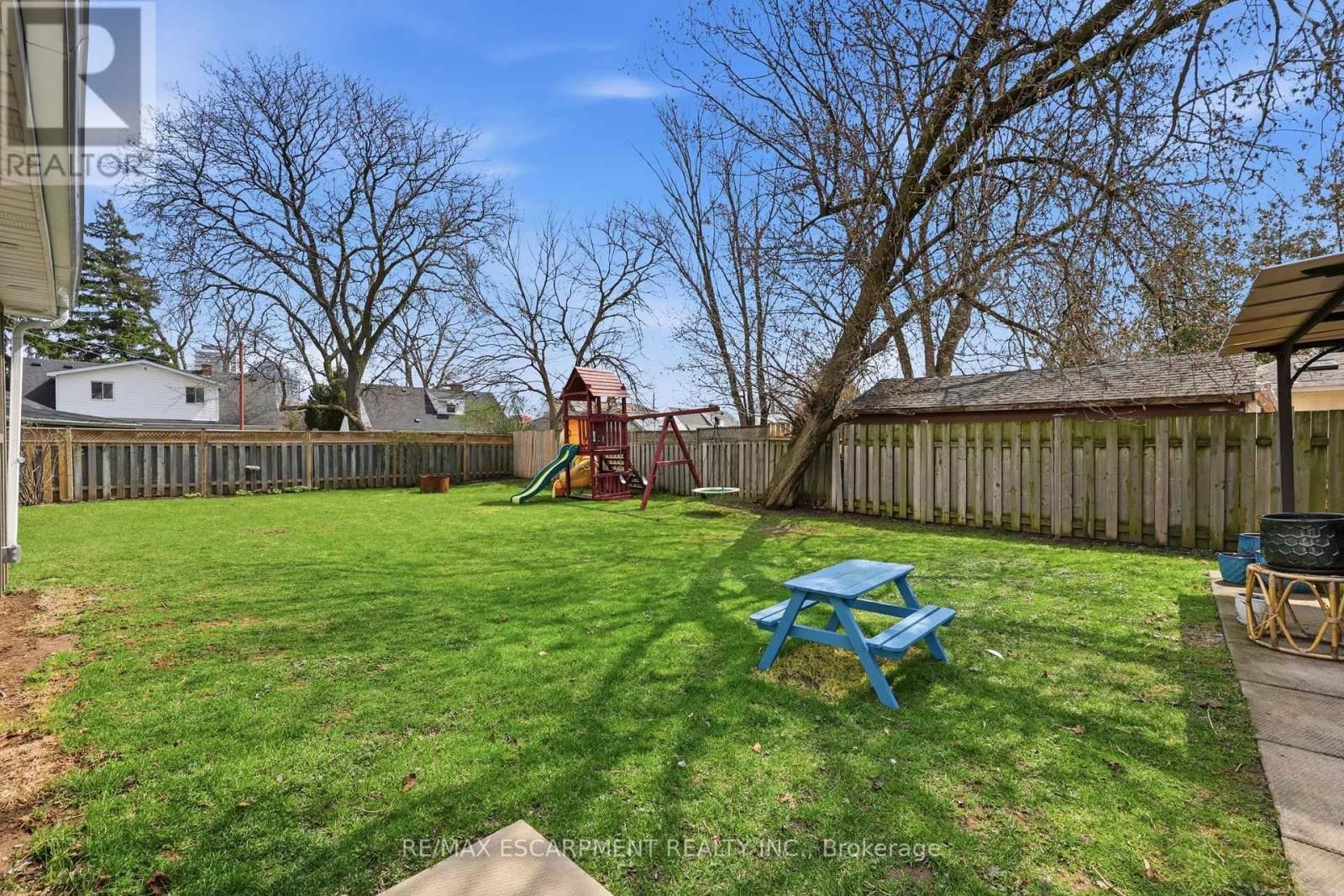 2074 CHURCHILL AVENUE Image 38