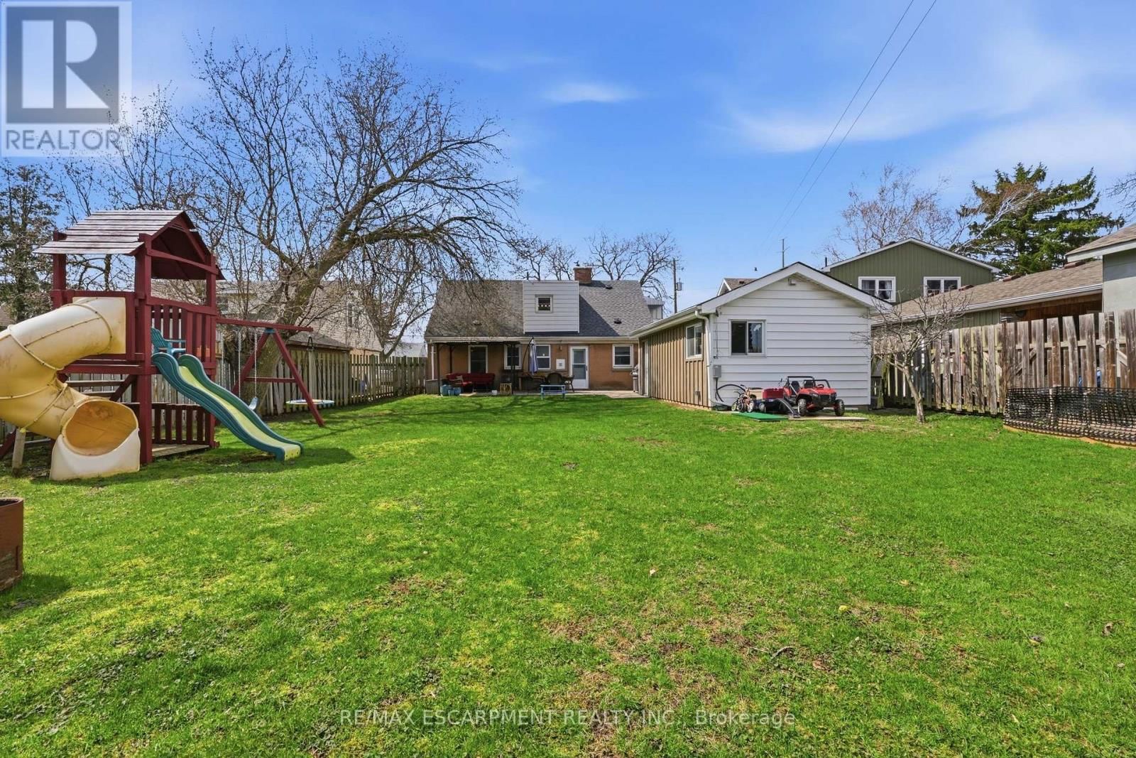 2074 CHURCHILL AVENUE Image 40