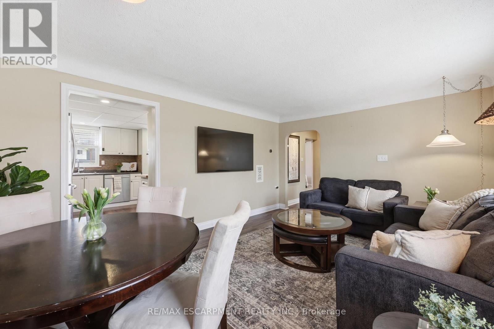 2074 CHURCHILL AVENUE Image 7