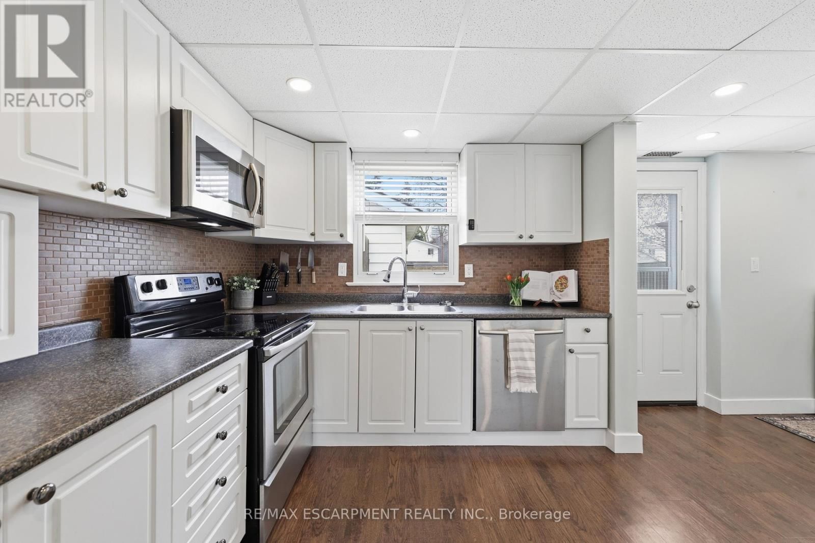 2074 CHURCHILL AVENUE Image 8