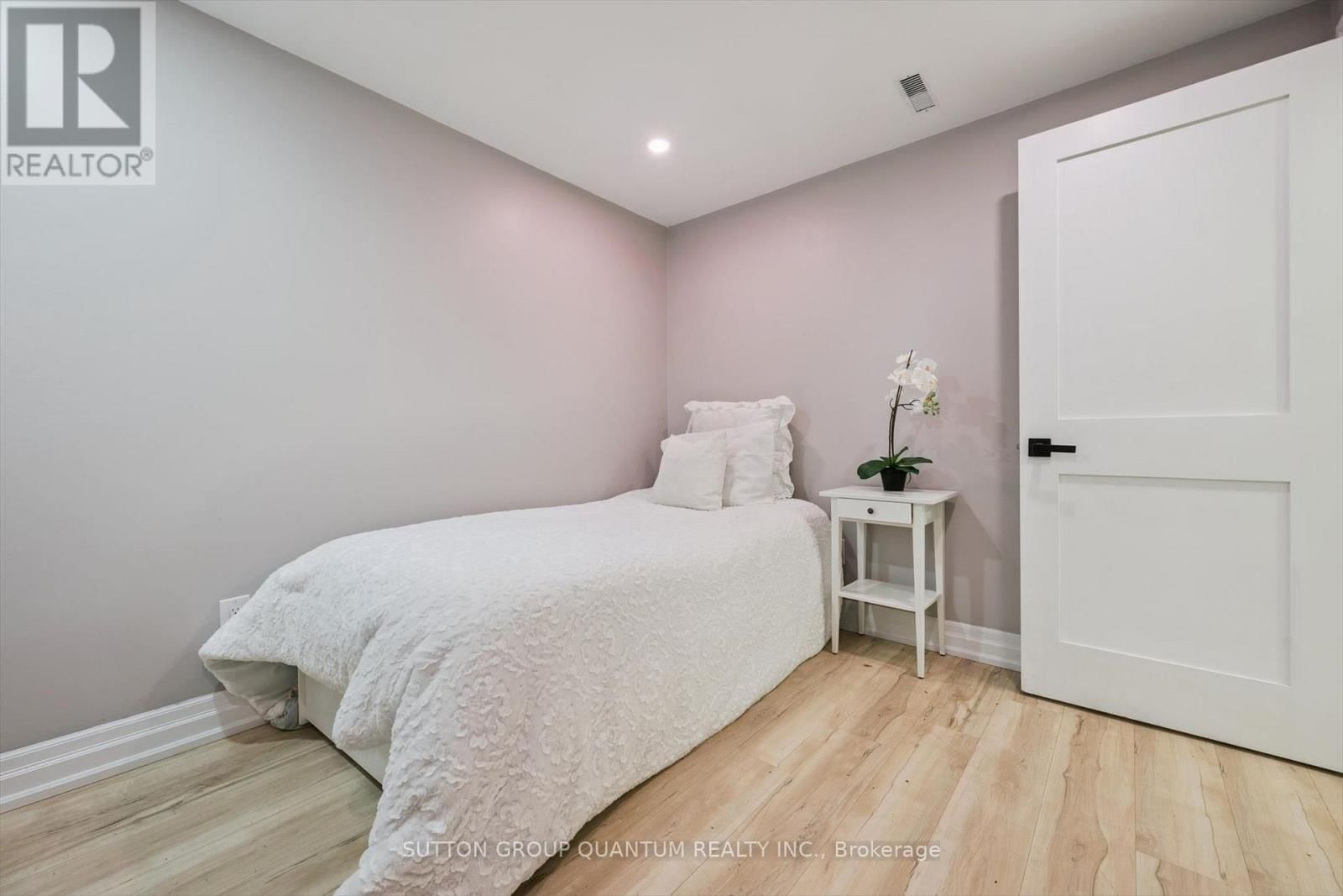 710 IRVING TERRACE Image 32