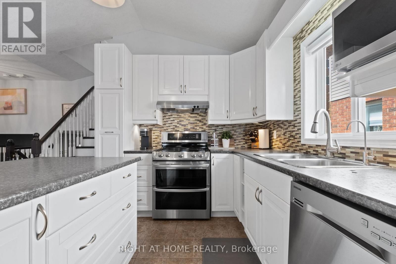 15 SETTLERS ROAD Image 12