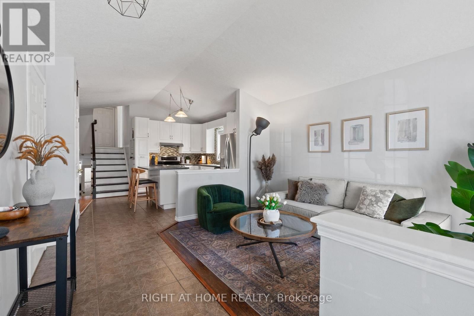 15 SETTLERS ROAD Image 4