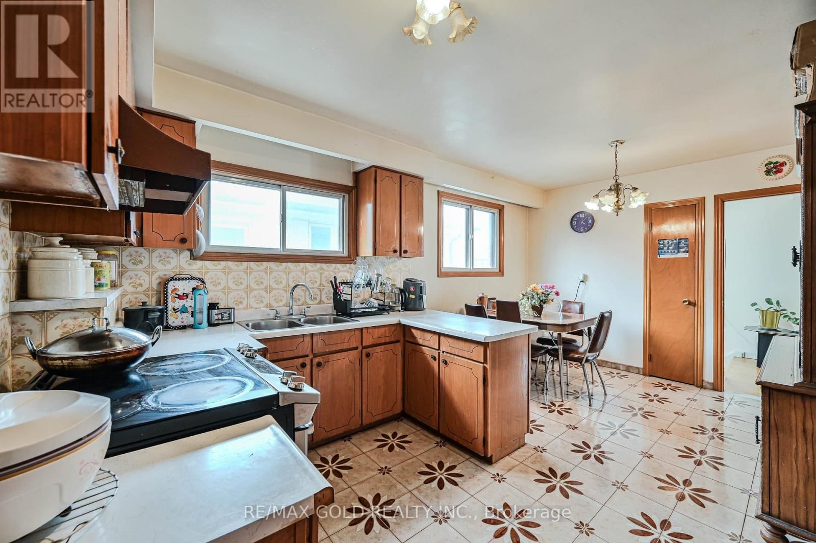 7282 SHALLFORD ROAD Image 17