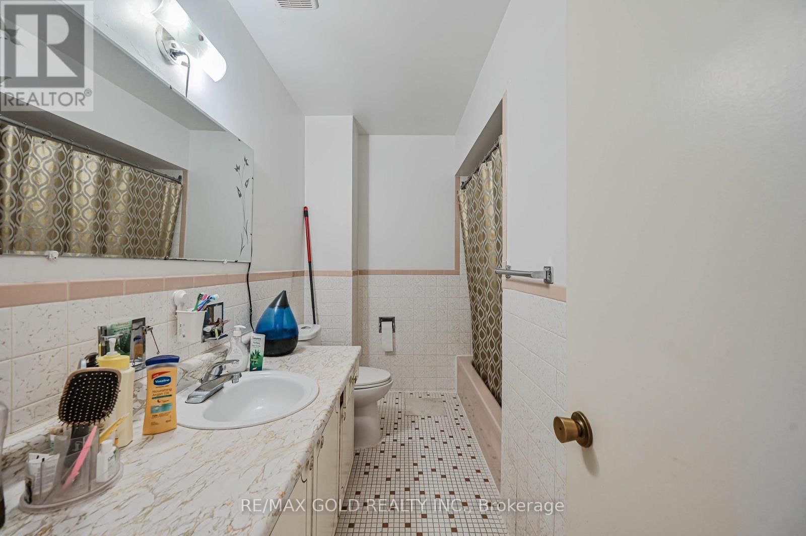 7282 SHALLFORD ROAD Image 30