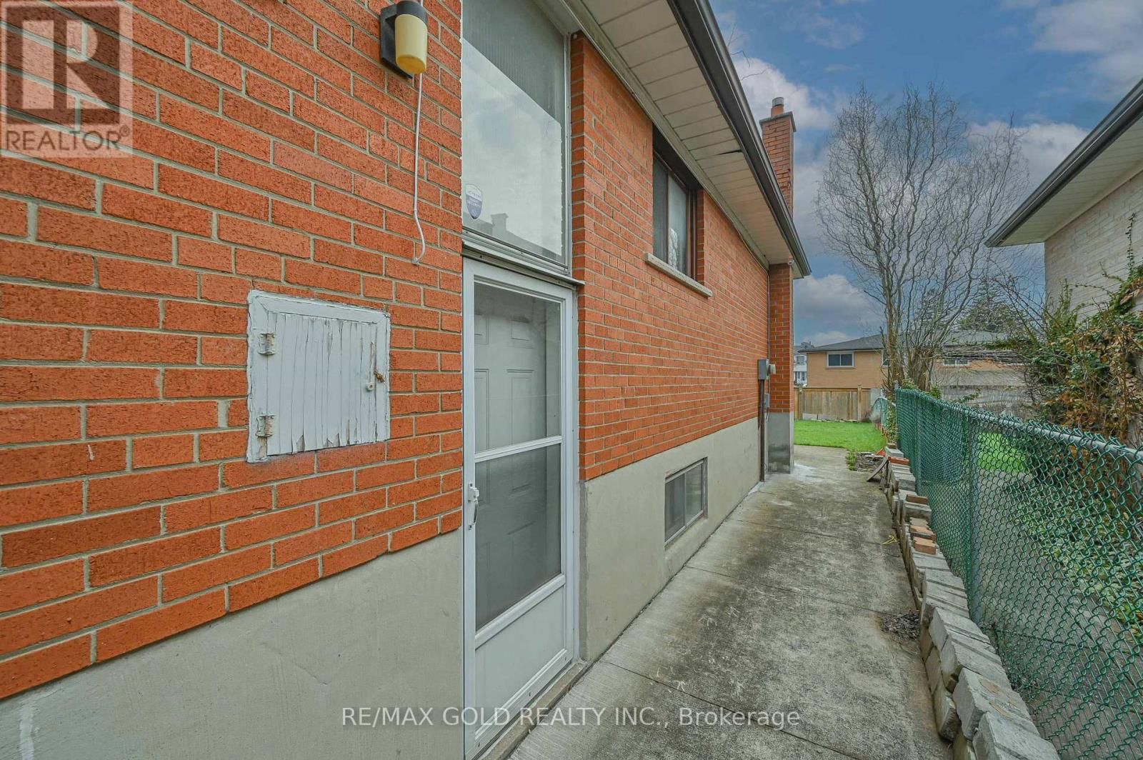 7282 SHALLFORD ROAD Image 44