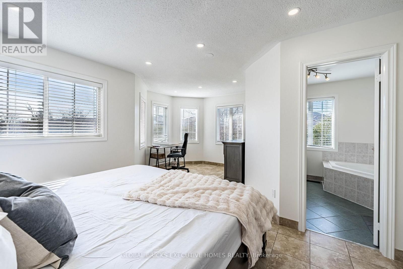 40 HUBERT CORLESS DRIVE SOUTH Image 31