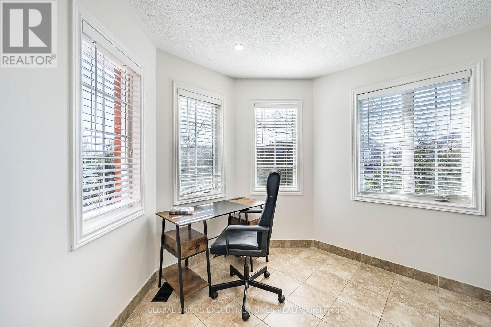 40 HUBERT CORLESS DRIVE SOUTH Image 32