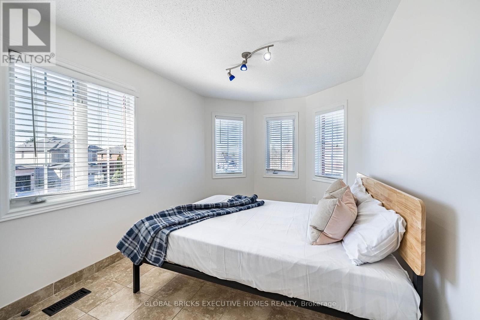 40 HUBERT CORLESS DRIVE SOUTH Image 38