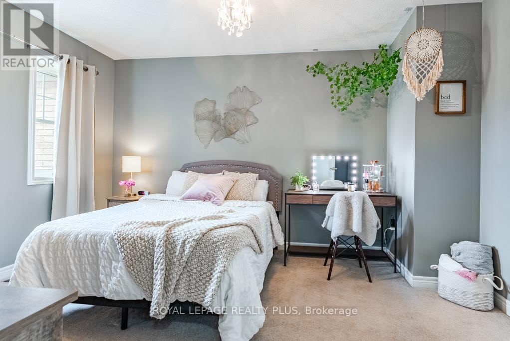 580 HOLLAND HEIGHTS Image 24