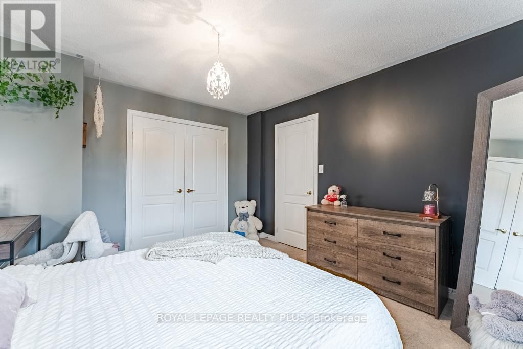 580 HOLLAND HEIGHTS Image 25