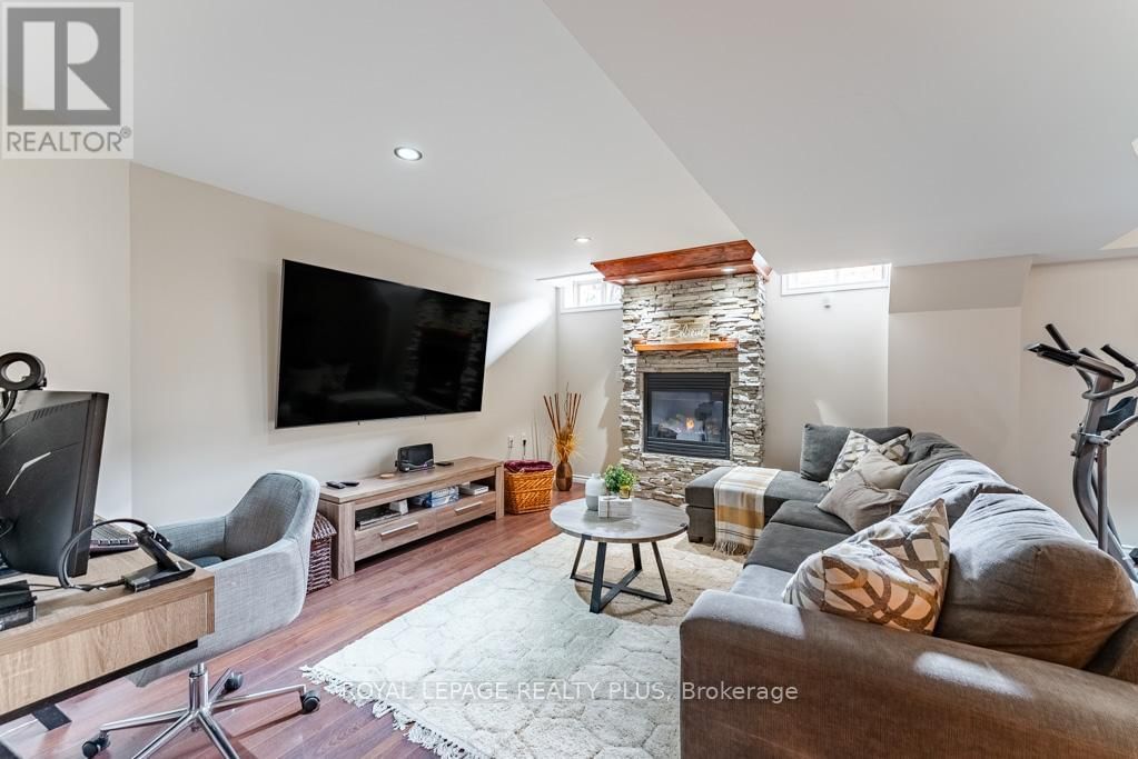 580 HOLLAND HEIGHTS Image 32