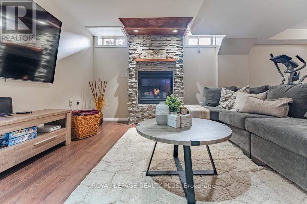 580 HOLLAND HEIGHTS Image 34