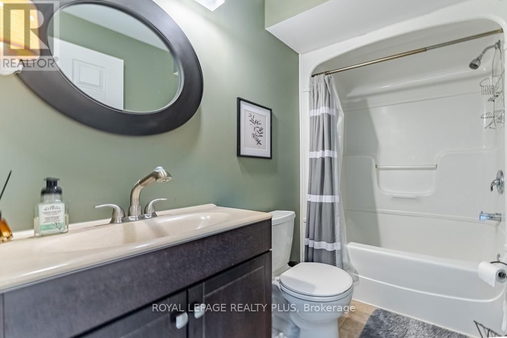 580 HOLLAND HEIGHTS Image 35