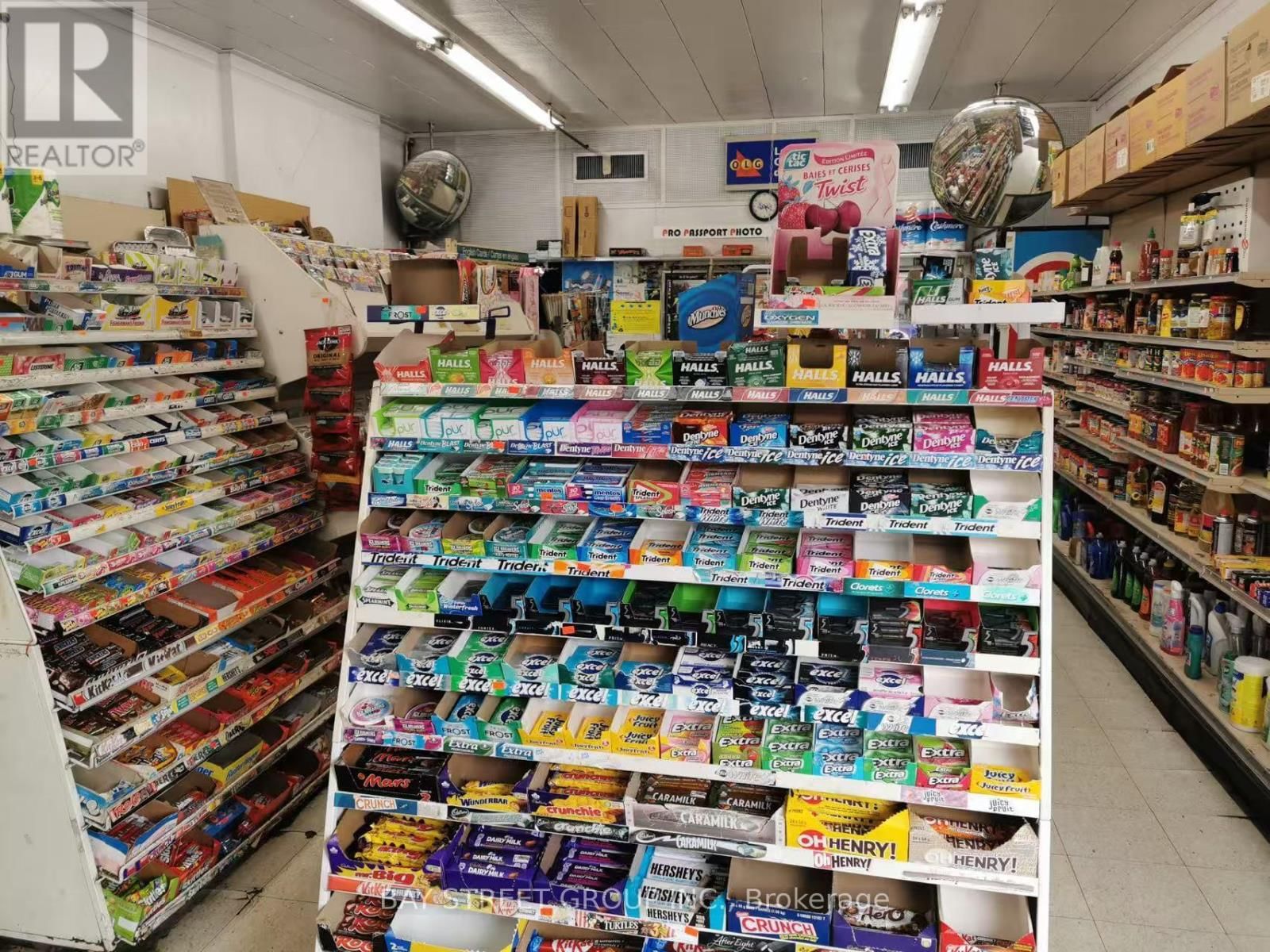 3115 DUNDAS STREET WEST Image 2