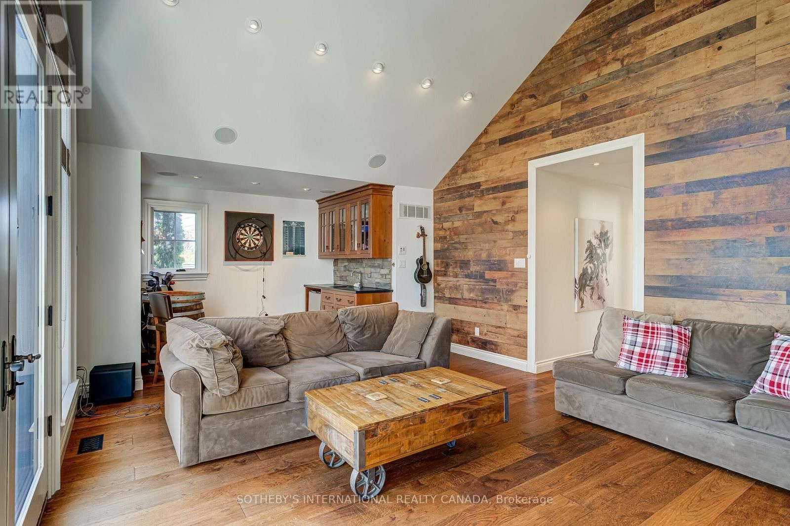 31 MAPLE AVENUE NORTH Image 25