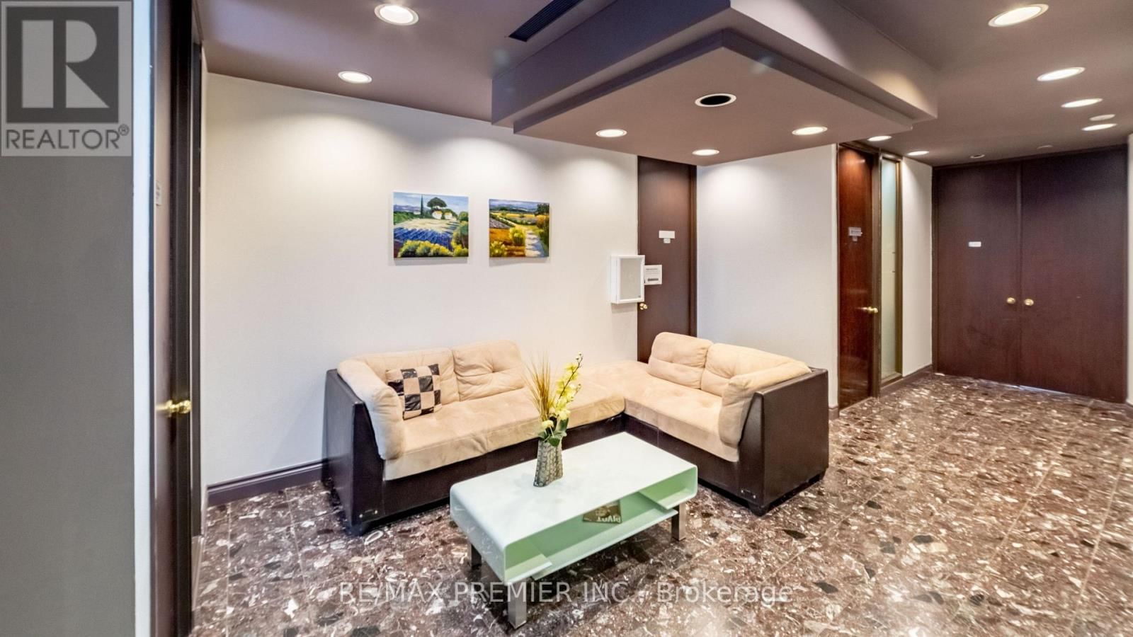 28-305 - 28 VILLAGE CENTRE PLACE Image 2