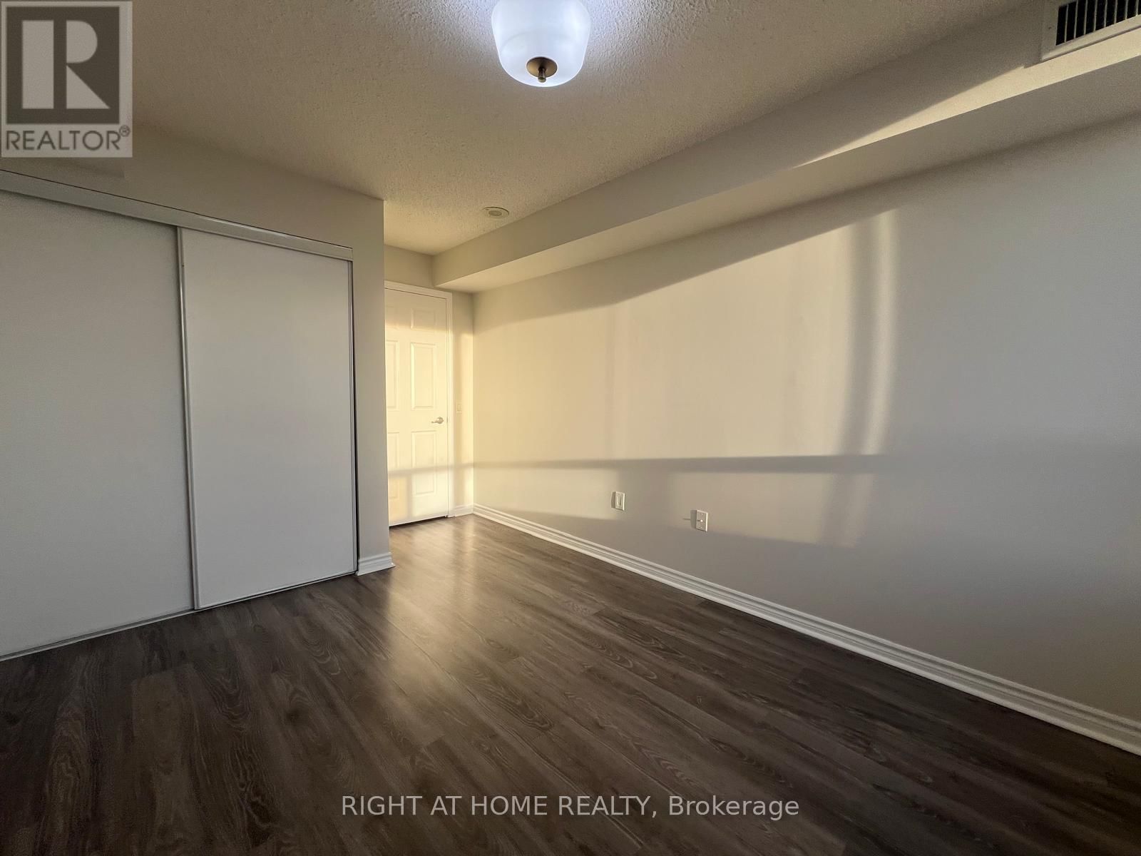 1808 - 55 STRATHAVEN DRIVE Image 14