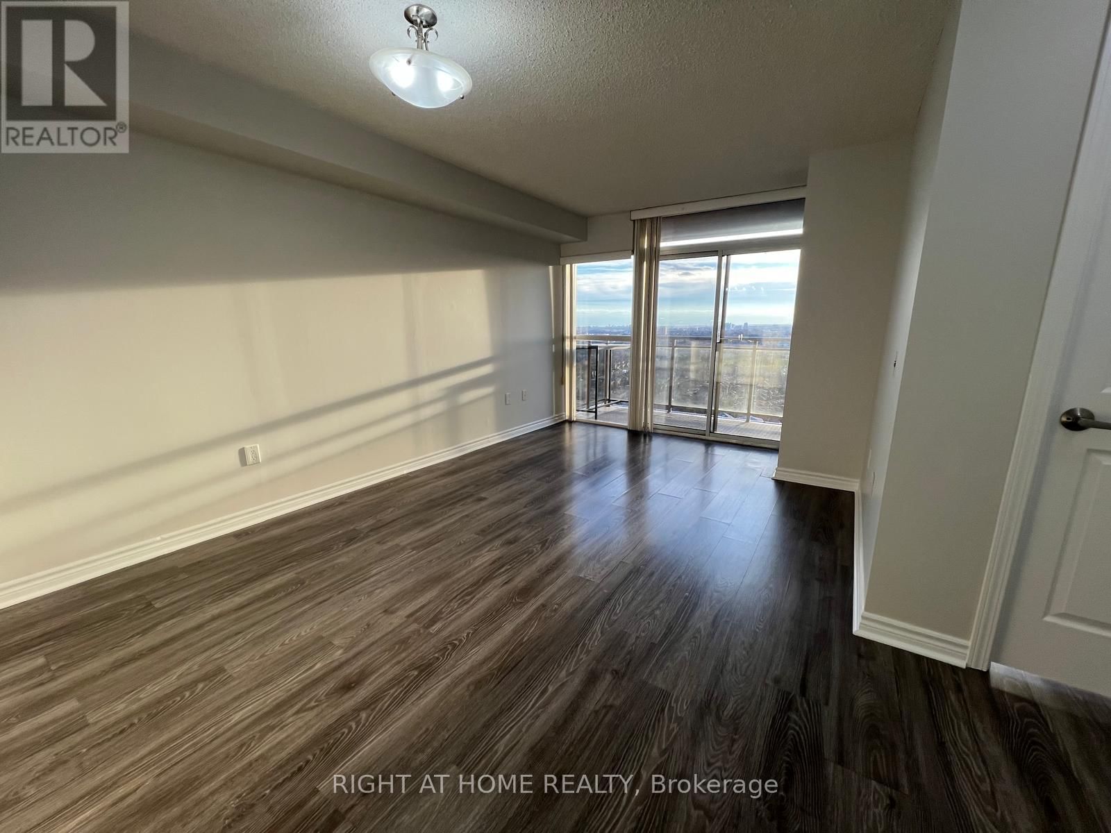 1808 - 55 STRATHAVEN DRIVE Image 5