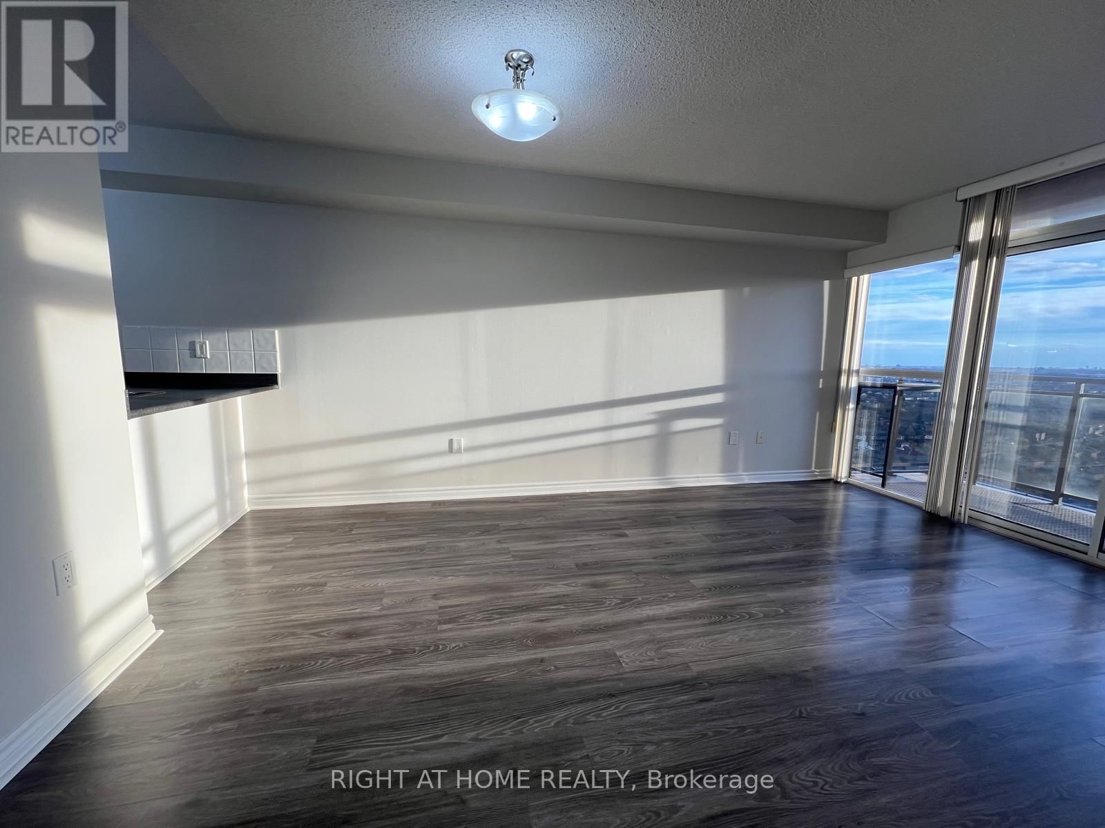 1808 - 55 STRATHAVEN DRIVE Image 8