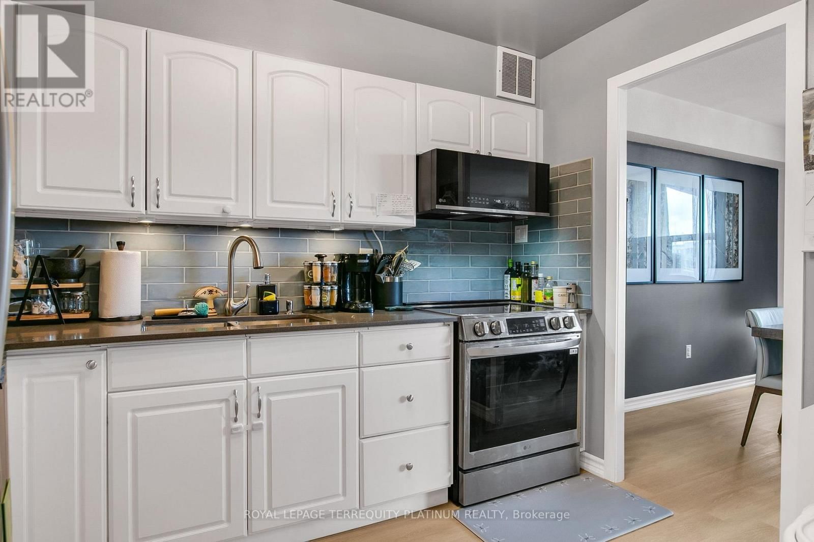 1517 - 551 THE WEST MALL Image 10