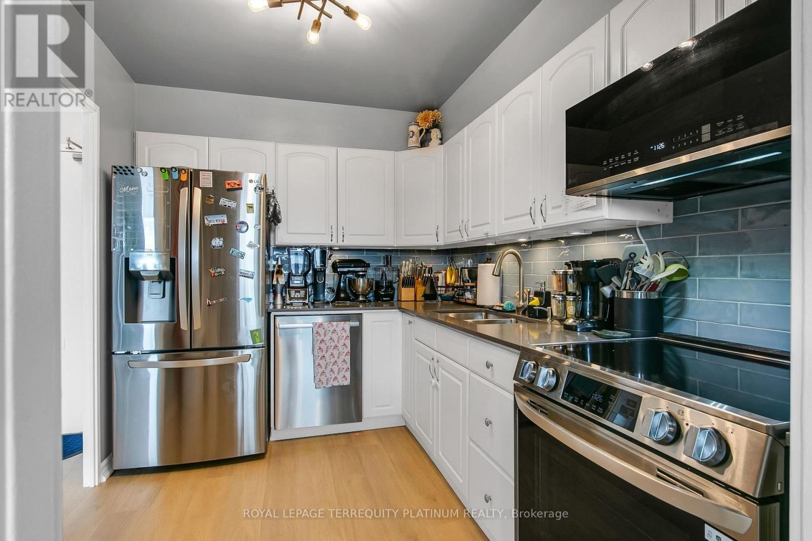 1517 - 551 THE WEST MALL Image 13