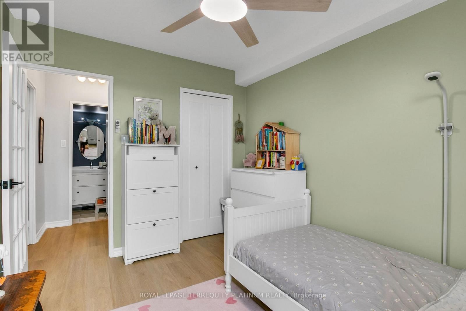 1517 - 551 THE WEST MALL Image 18