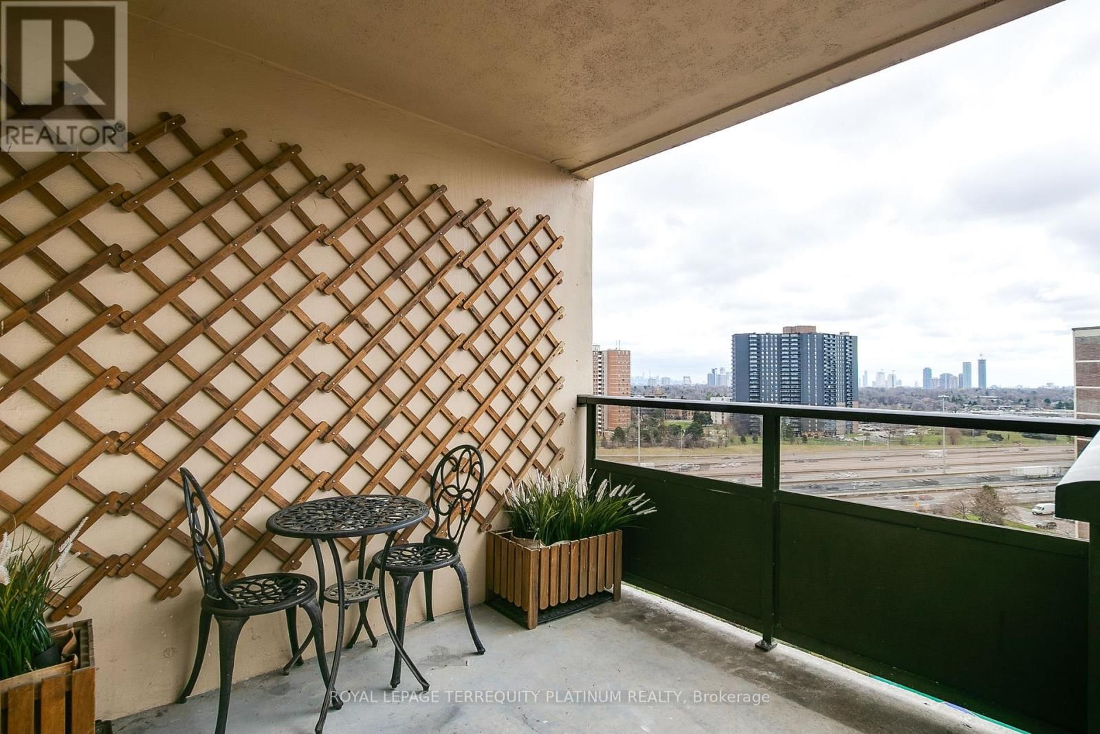 1517 - 551 THE WEST MALL Image 19