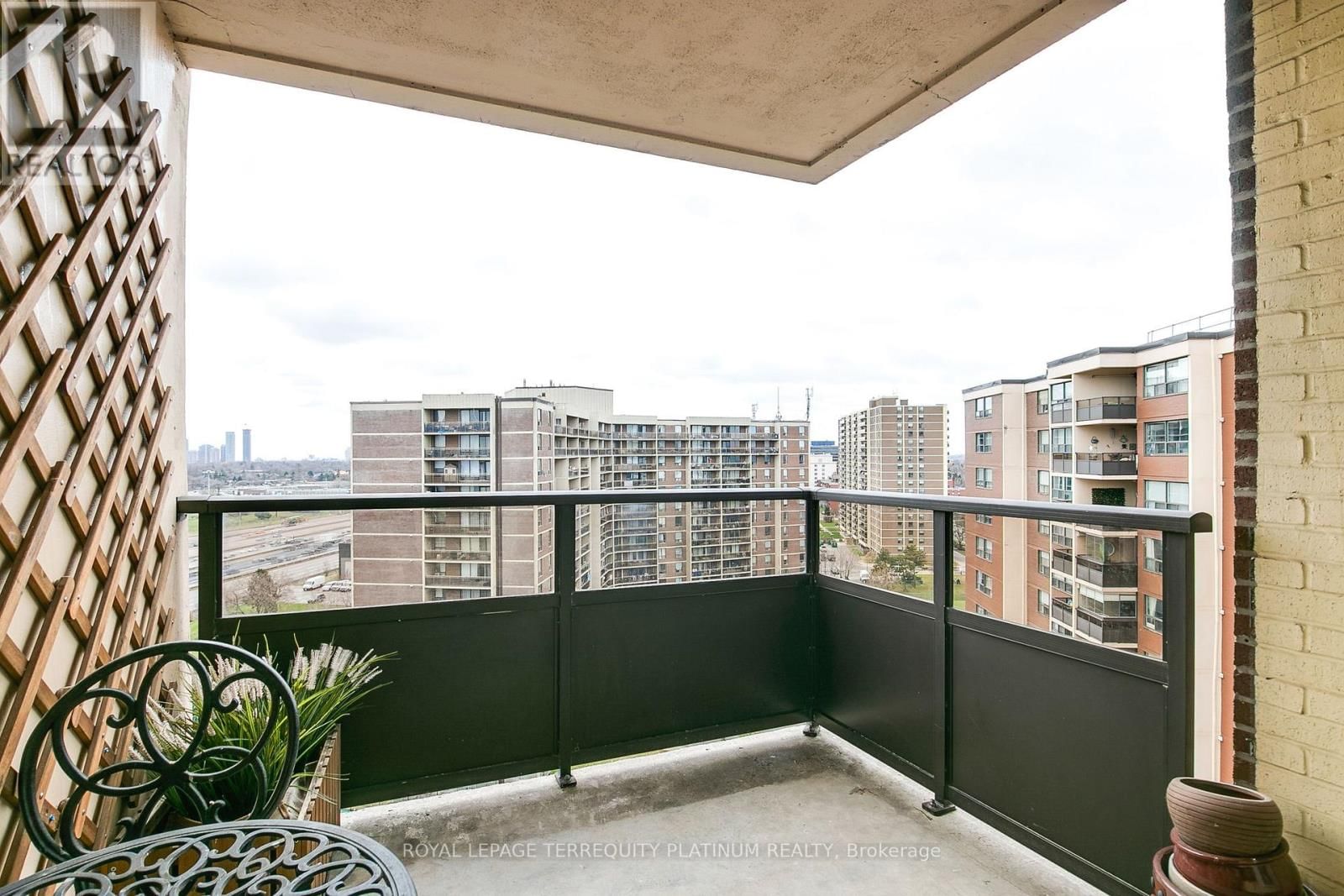 1517 - 551 THE WEST MALL Image 20