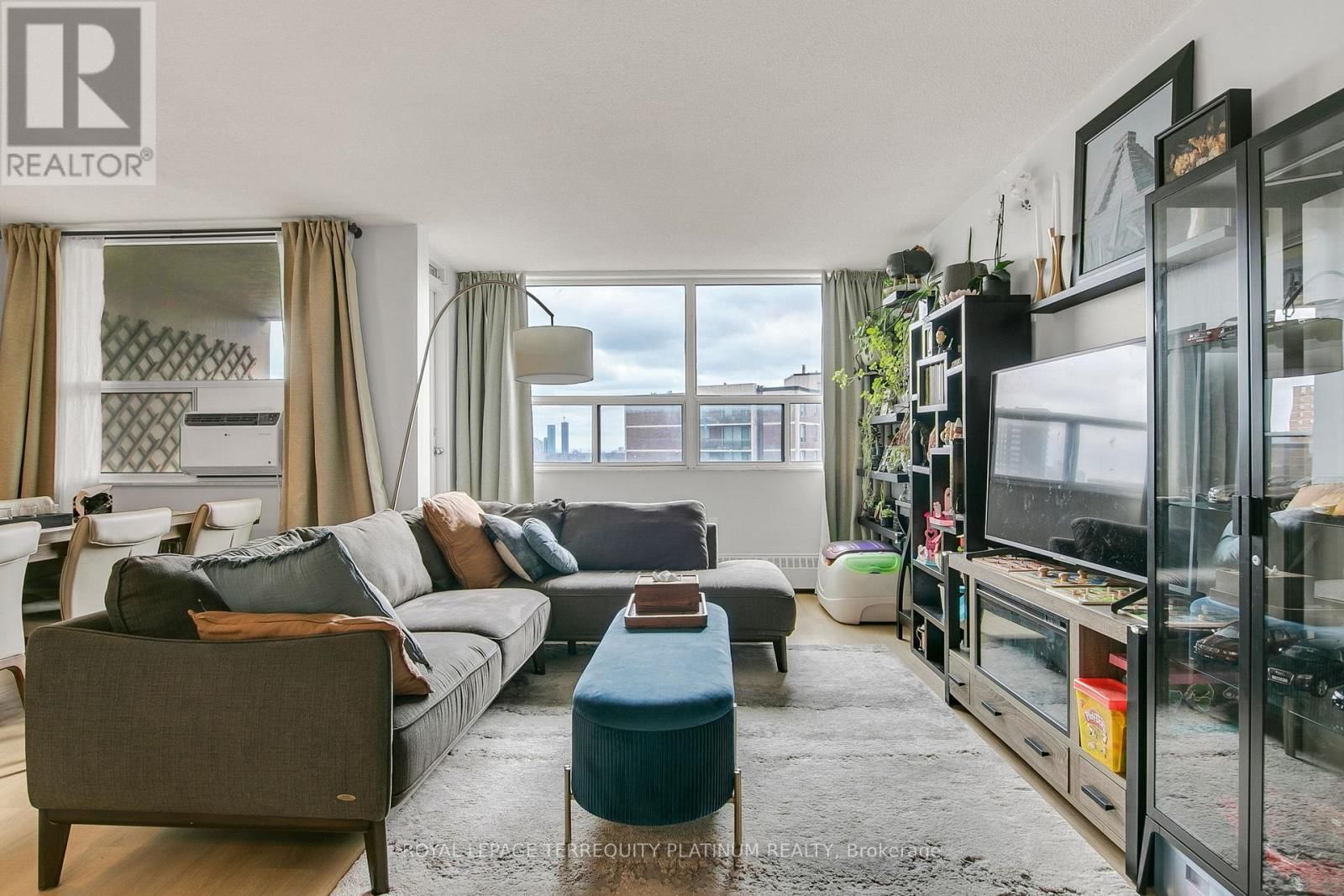 1517 - 551 THE WEST MALL Image 4