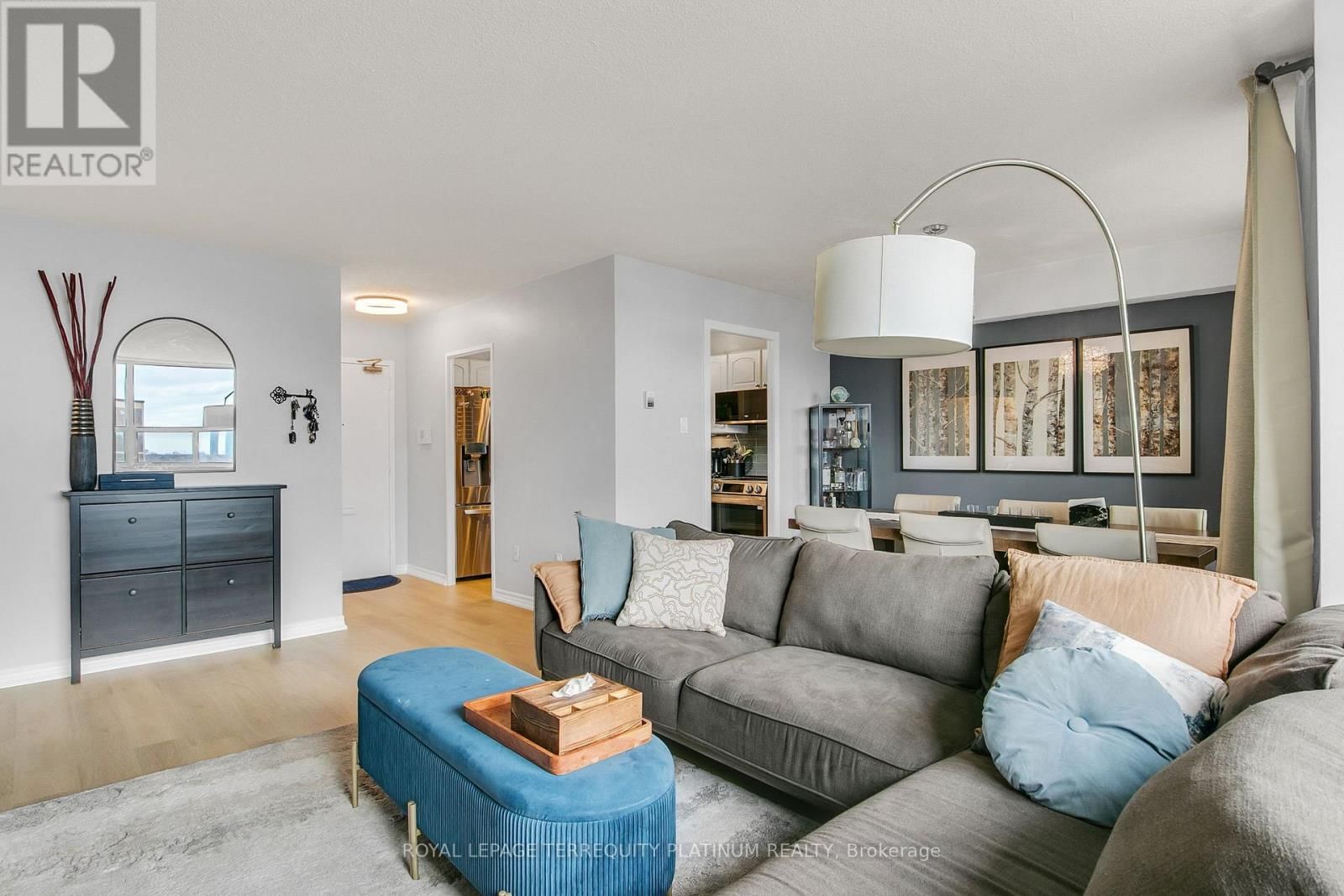 1517 - 551 THE WEST MALL Image 6