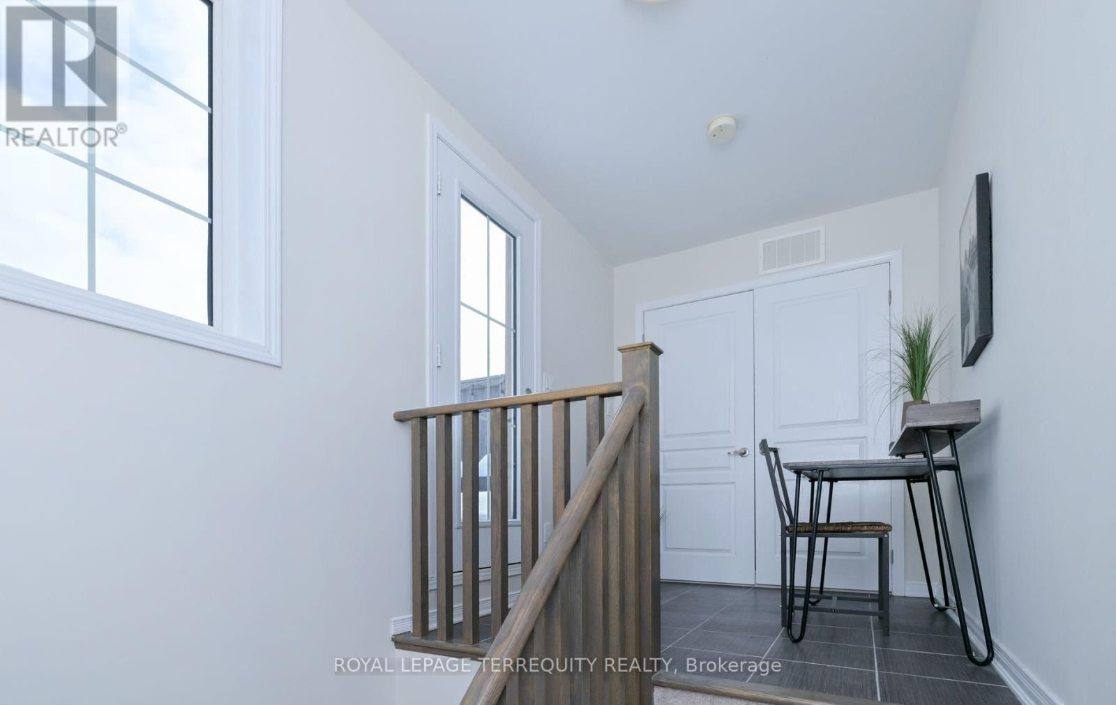 95 - 2441 GREENWICH DRIVE Image 19