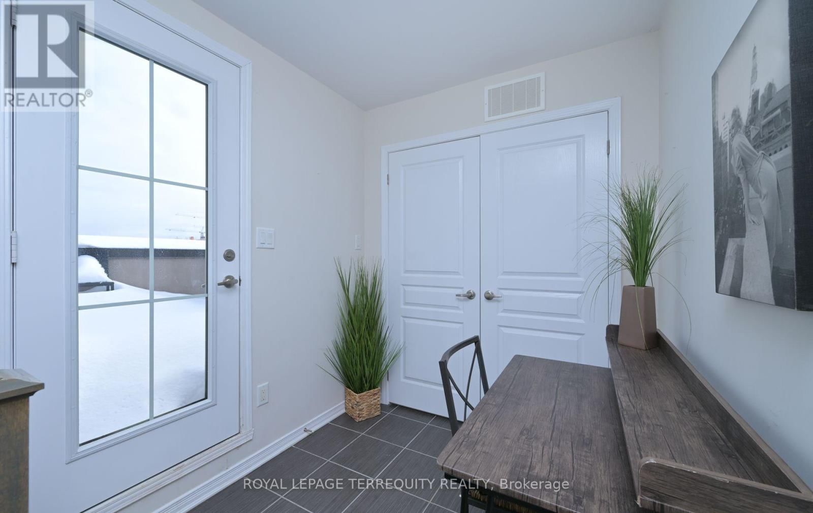 95 - 2441 GREENWICH DRIVE Image 21