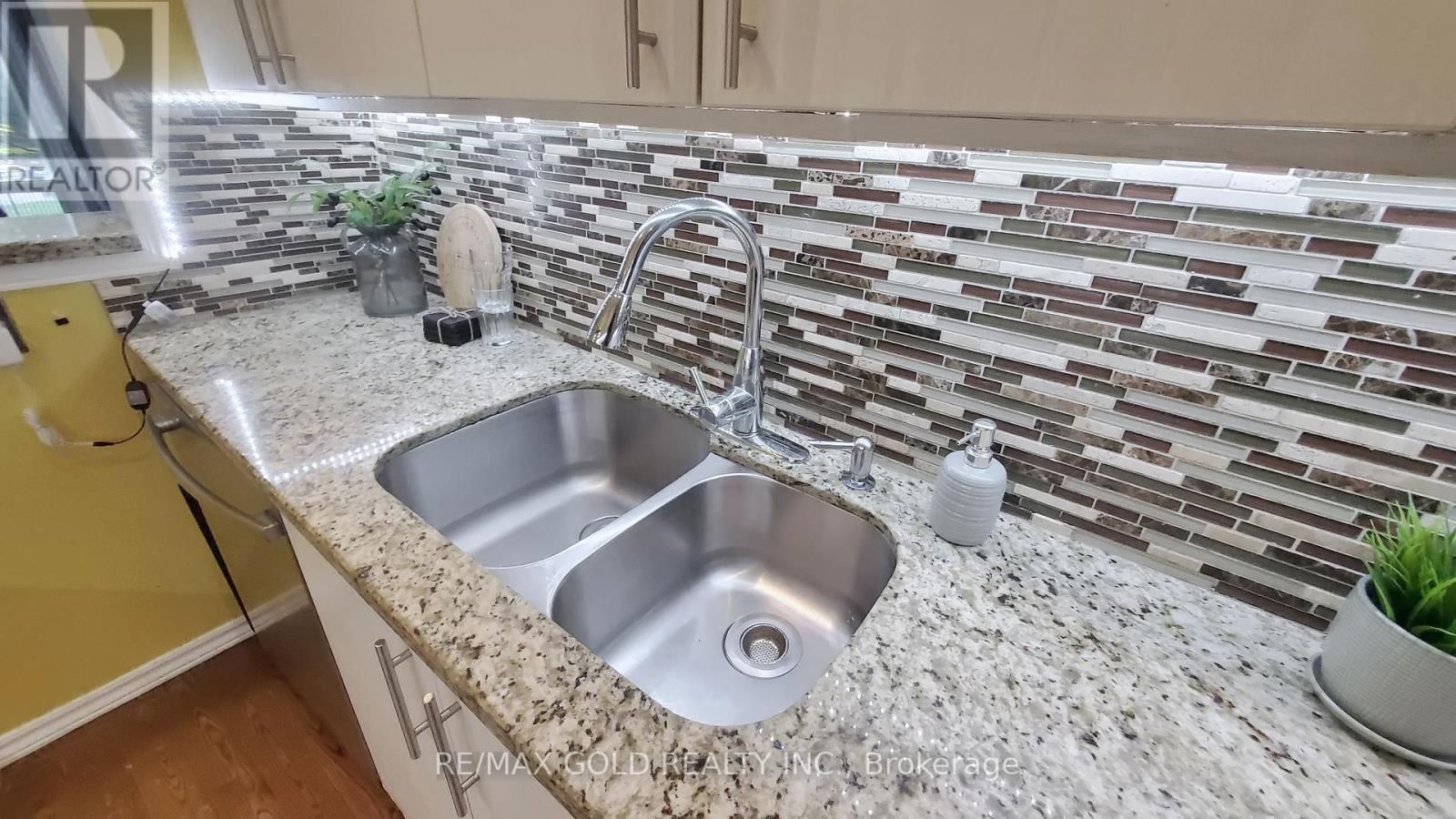 18 - 18 CARLETON PLACE Image 16