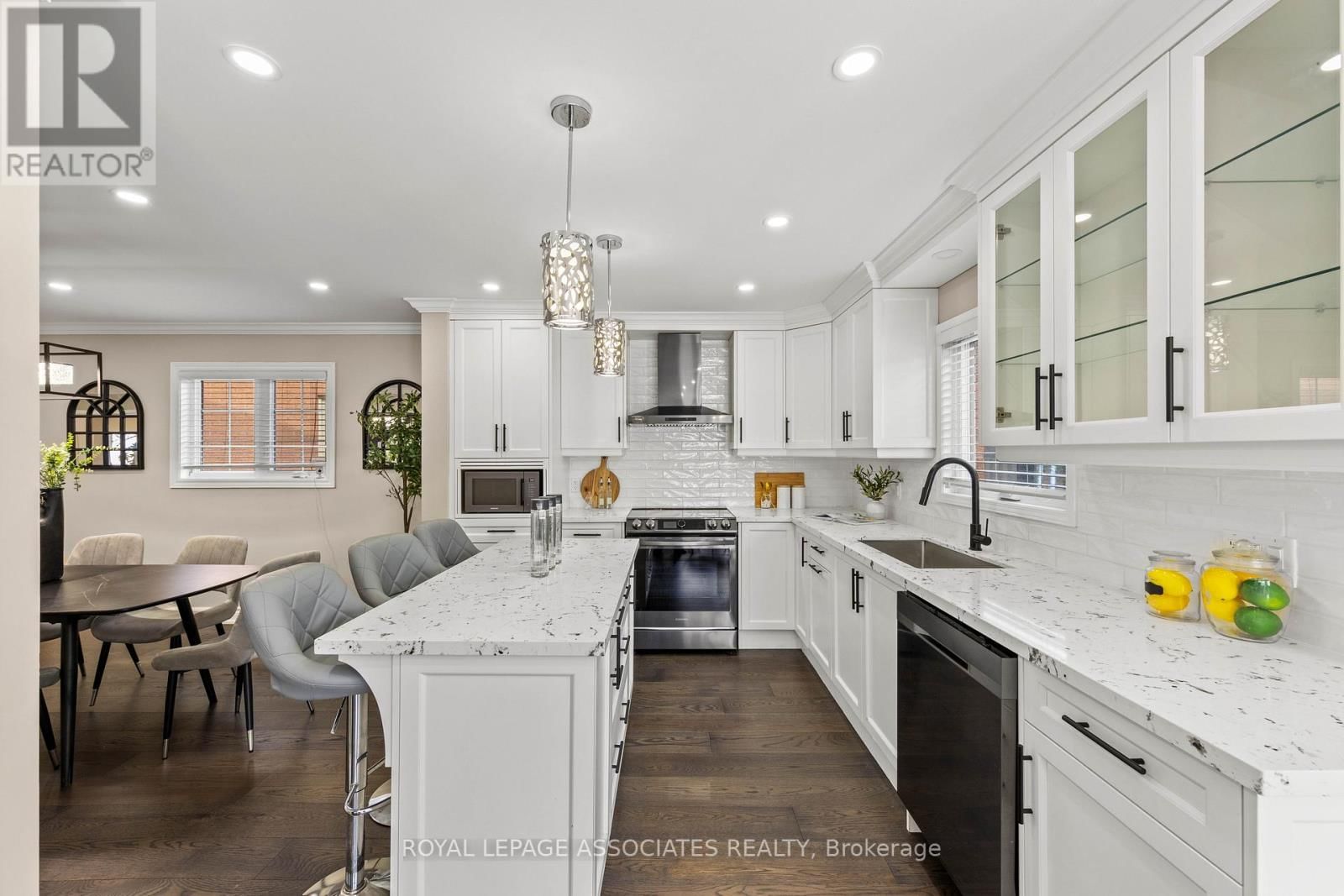 33 HUTTON CRESCENT Image 10